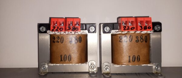 TRANSFORMADOR 380 V 220 V 100 W CON BORNERAS ESPAÑOLAS